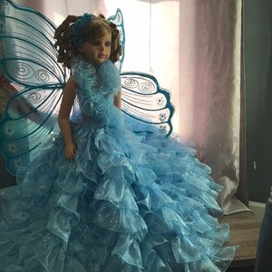 A beautiful doll brand new...girls will love it:)